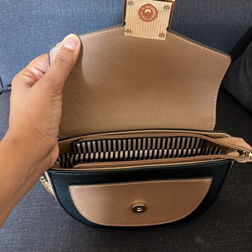 Chic Two-Tone Saddle Crossbody Bag in Brown and Black - Picture 3 of 4